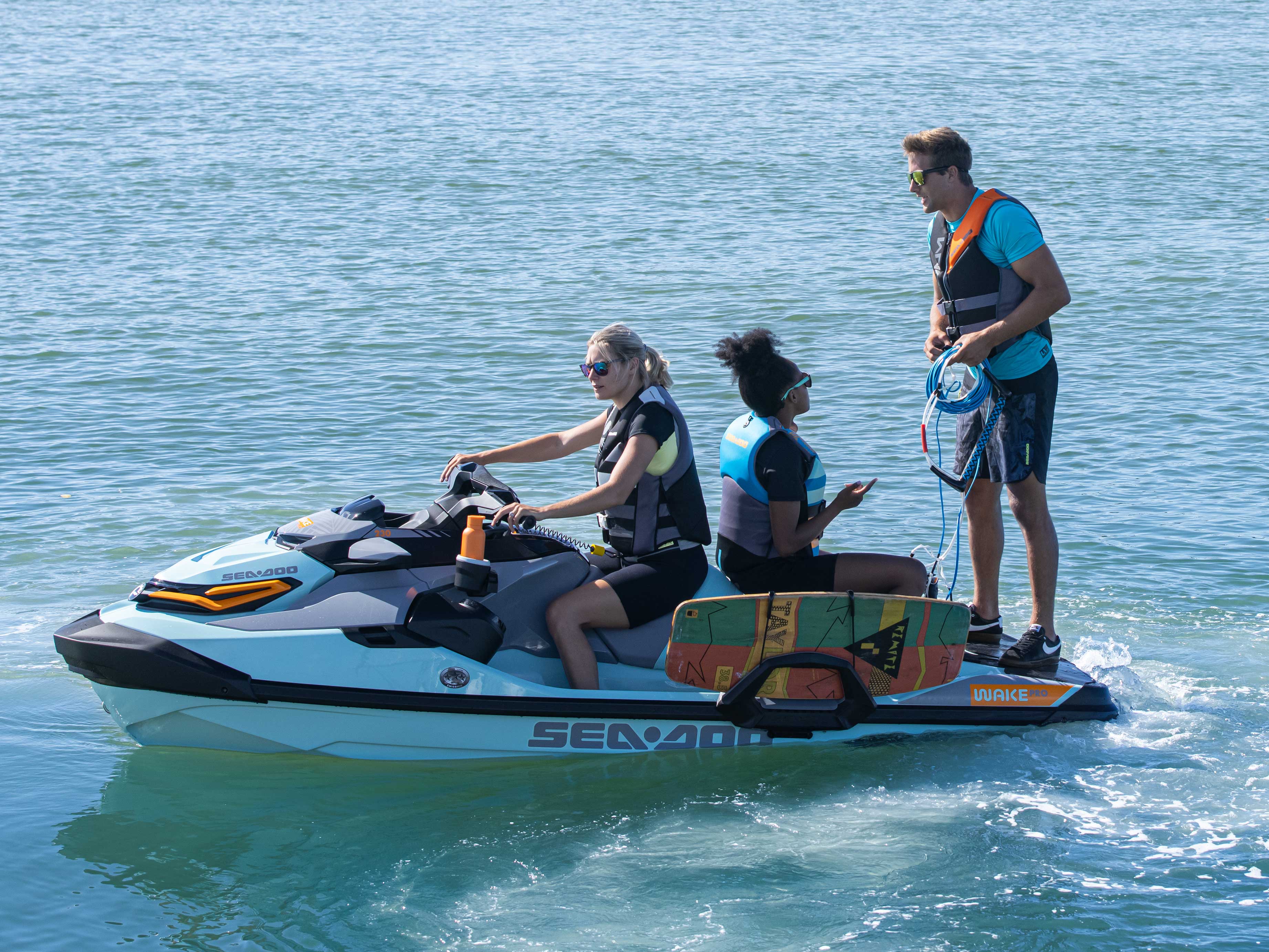 Vänner som förbereder wakeboardåkning på Sea-Doo Wake Pro