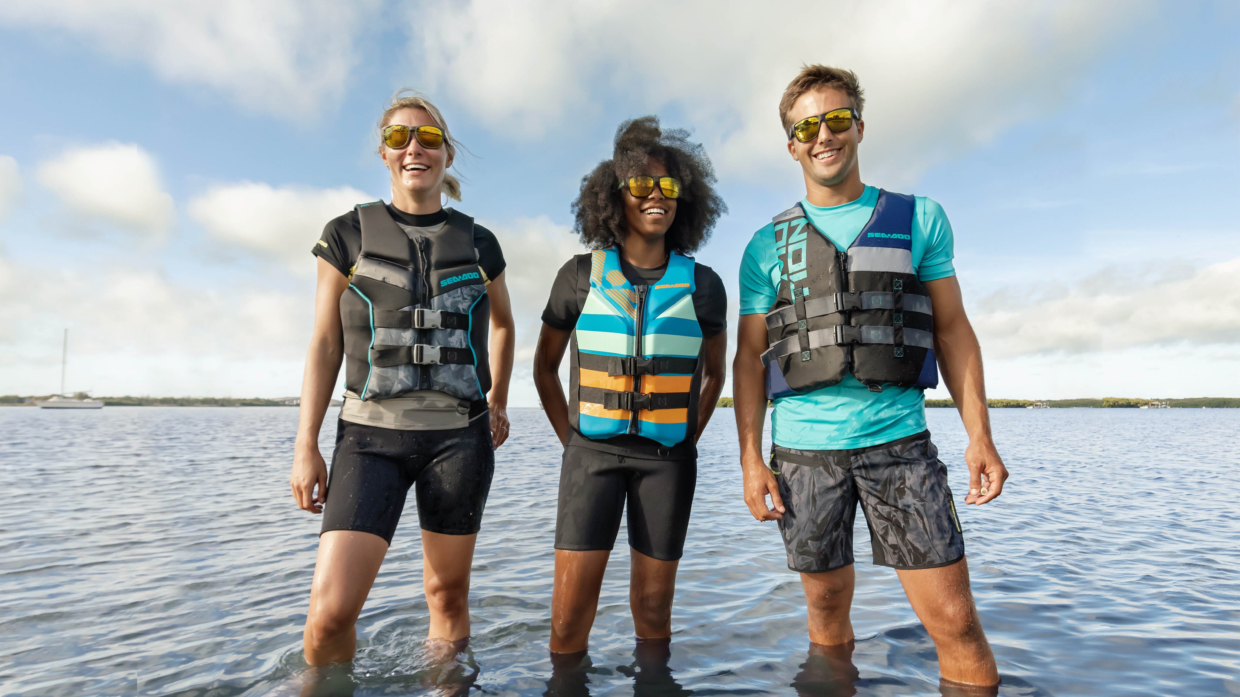 Groupe d'amis dans un lac, portant des vestes de flottaison Sea-Doo