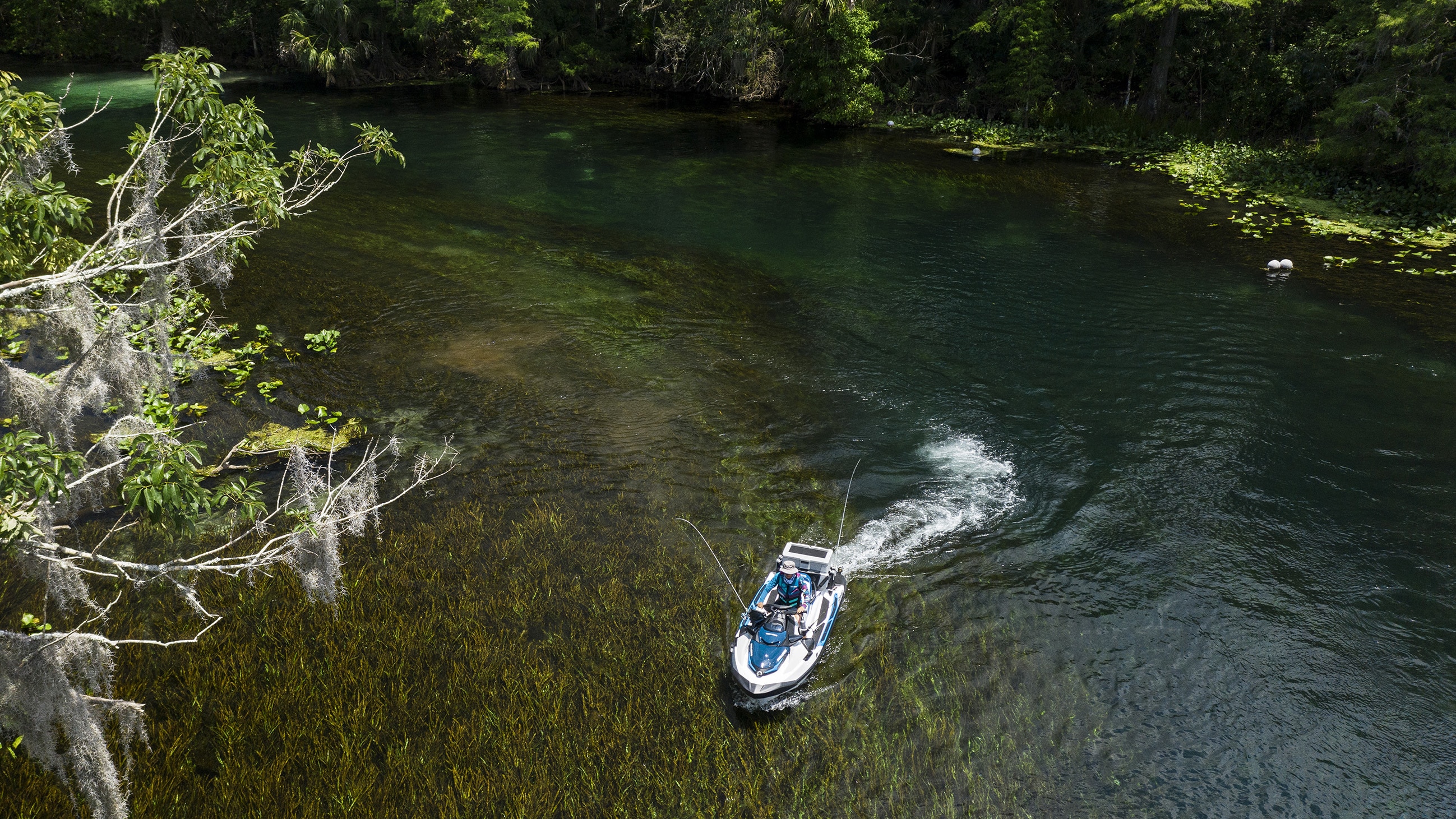 Una mujer conduciendo una Sea-Doo FishPro en un río