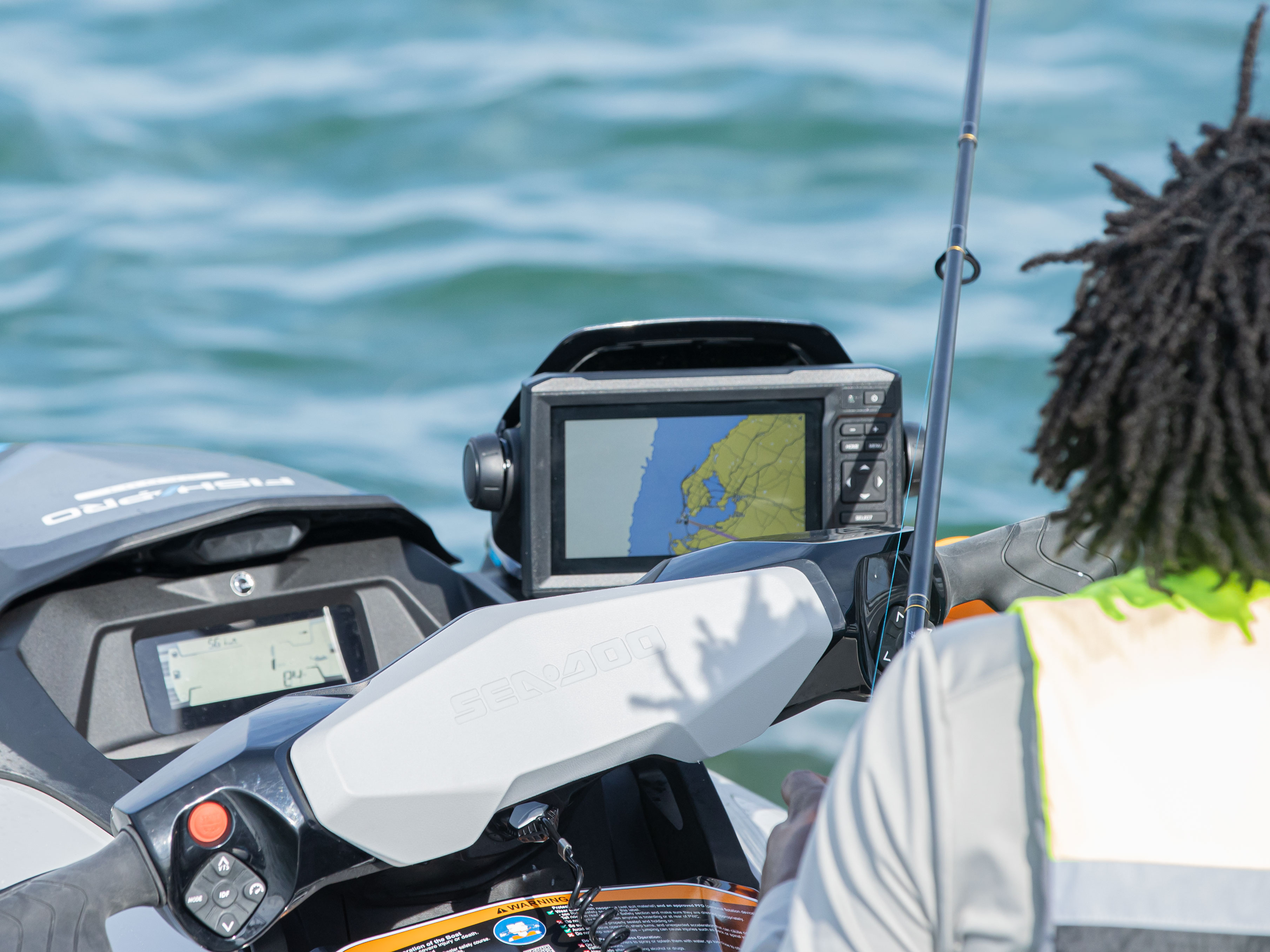 Sea-Doo FishProに乗り、釣りをしている男性