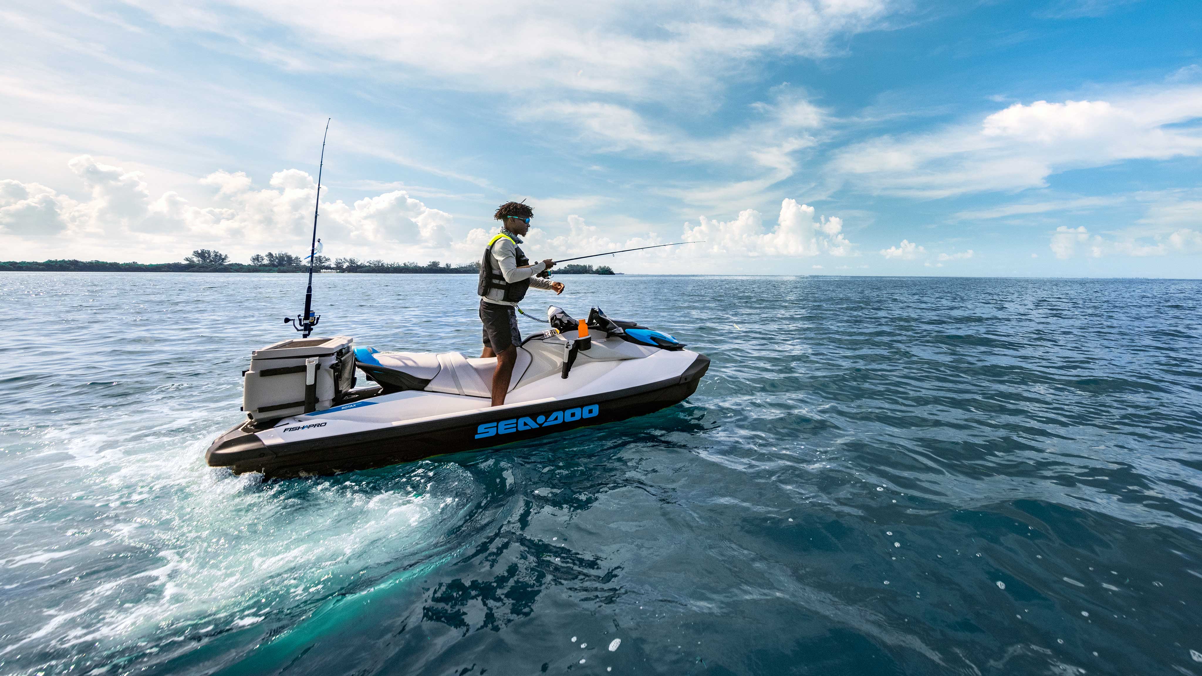 Sea-Doo Fish Pro Scoutに乗って釣りをしている男性