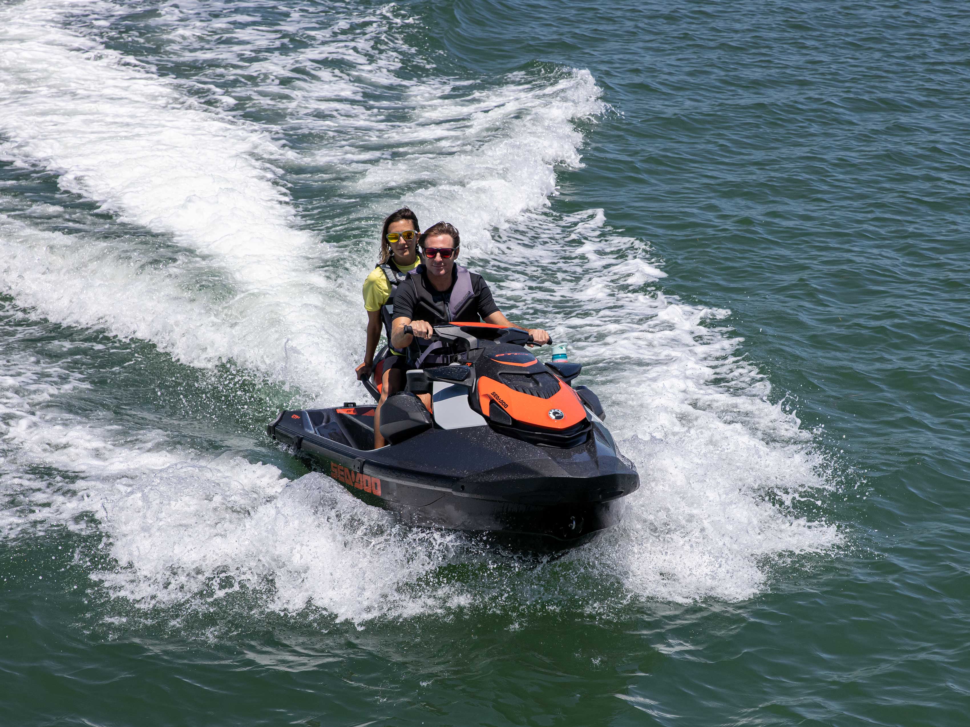 Ein Ehepaar genießt eine Fahrt mit seinem Sea-Doo GTI SE