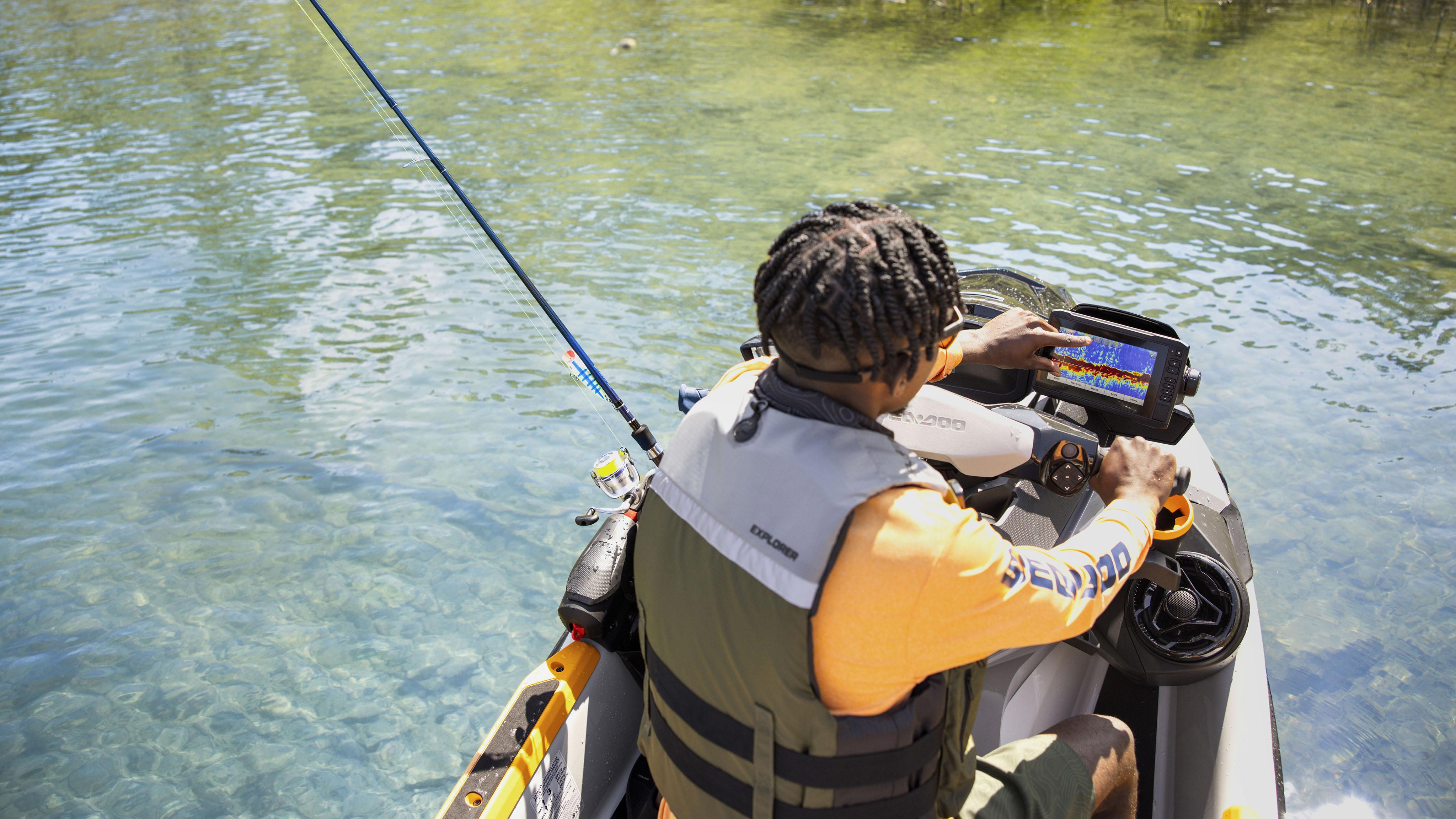 Garmin GPSと魚群探知機を使用している男性