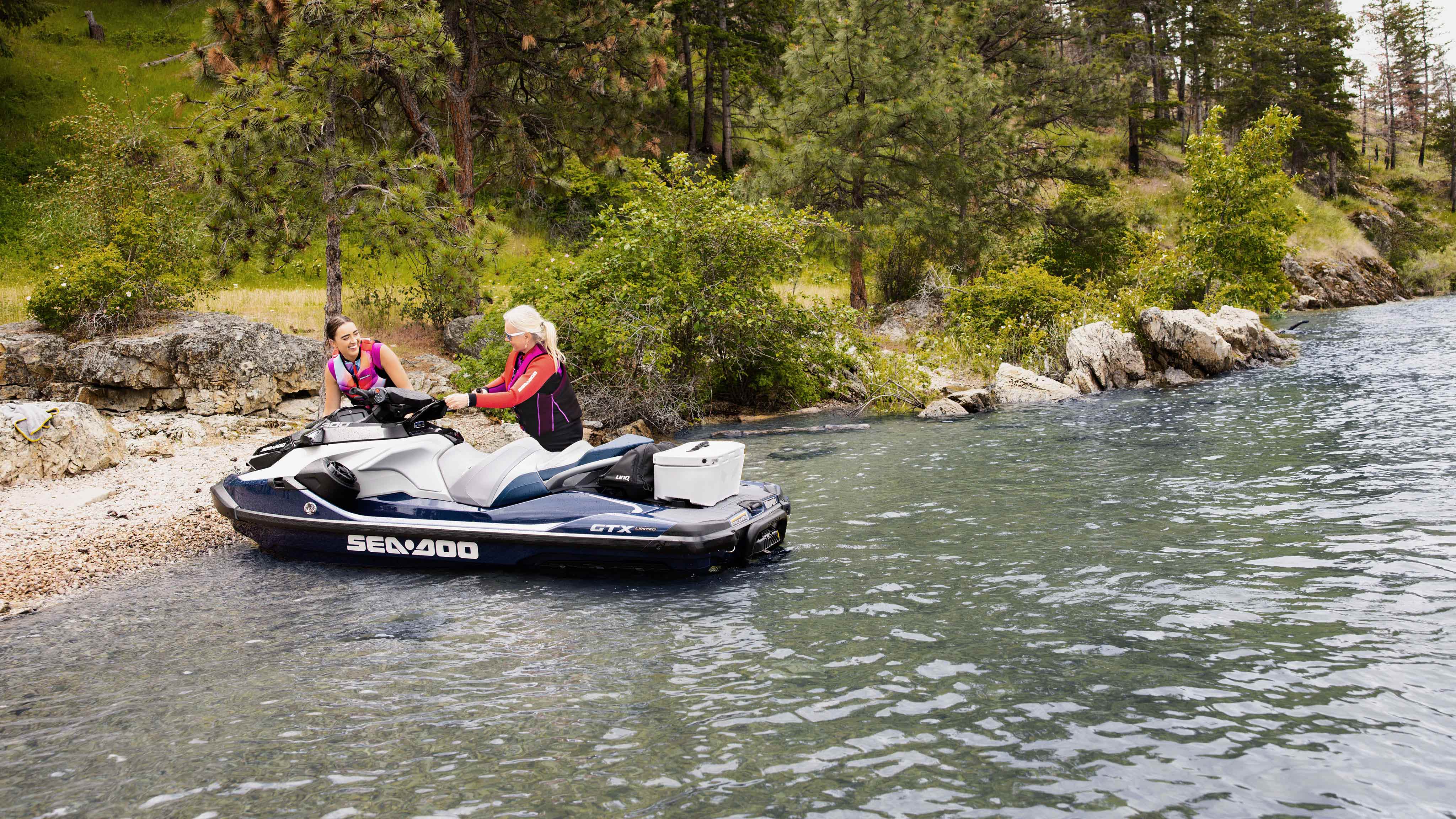 Deux personnes conduisant leur Sea-Doo Explorer Pro avec des accessoires LinQ