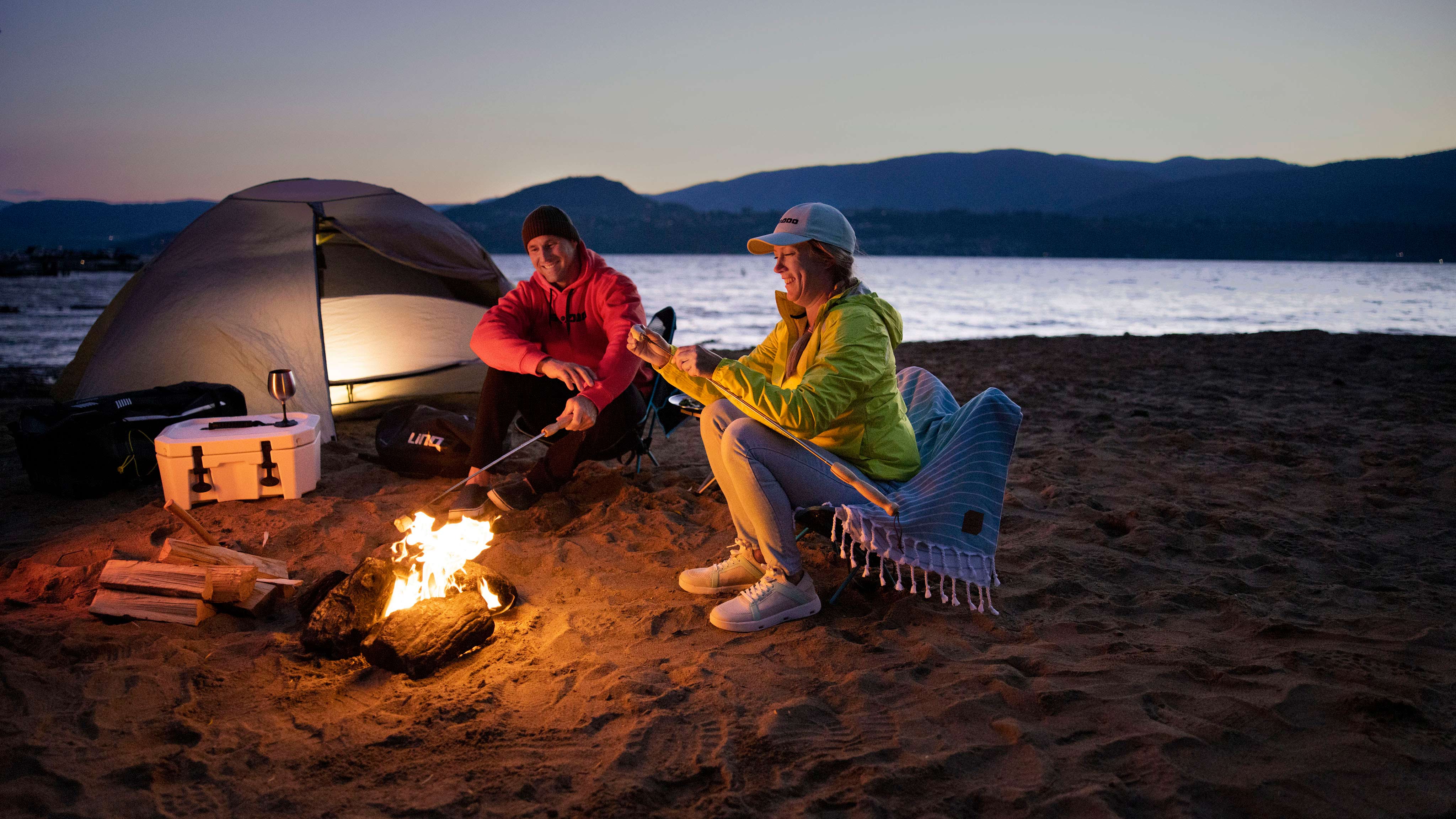 Ehepaar auf einem Campingplatz am See