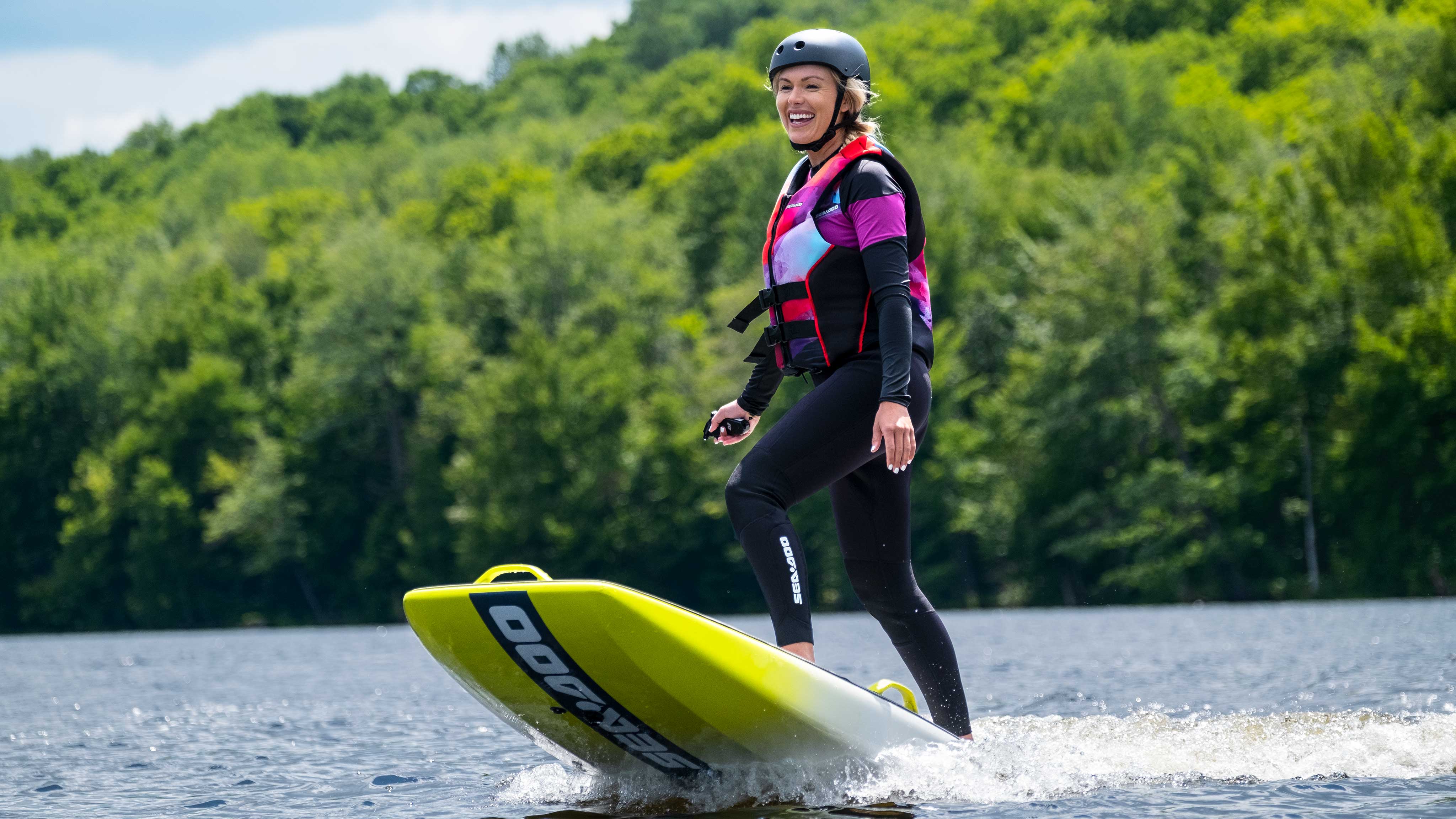 Vrouw gebruikt nieuw Sea-Doo elektrisch hydrofoil board